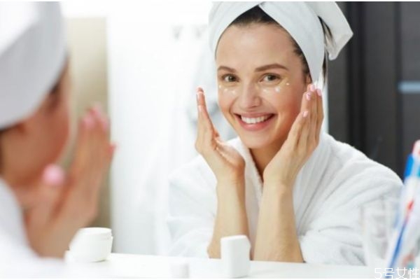 晚上護膚都應(yīng)該抹什么 女生晚上護膚順序 晚上護膚都應(yīng)該抹什么 女生晚上護膚順序