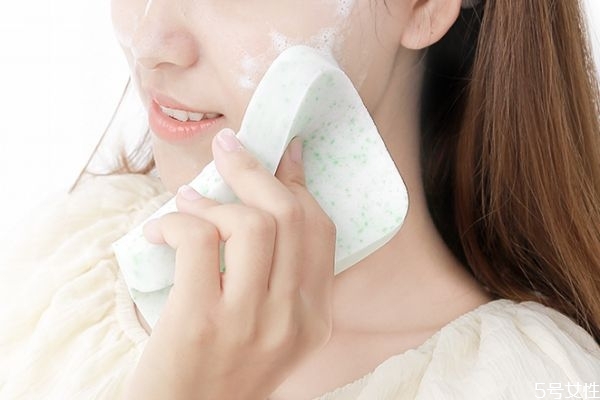 洗臉撲需要洗嗎 洗臉撲黑了怎么清洗 洗臉撲需要洗嗎 洗臉撲黑了怎么清洗