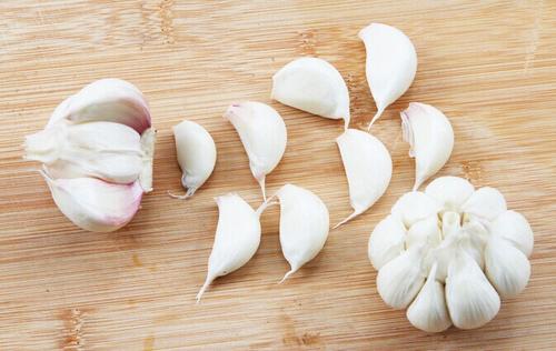 大蒜放冰箱冷藏會發(fā)芽嗎 大蒜冷凍會怎樣 大蒜放冰箱冷藏會發(fā)芽嗎 大蒜冷凍會怎樣