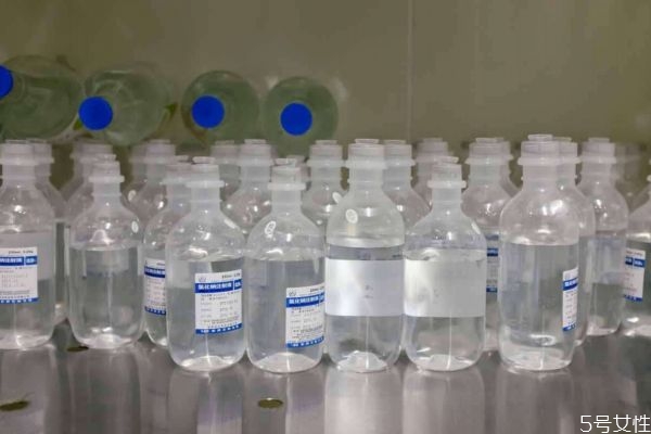 生理鹽水敷臉的方法 生理鹽水敷臉的危害 生理鹽水敷臉的方法 生理鹽水敷臉的危害