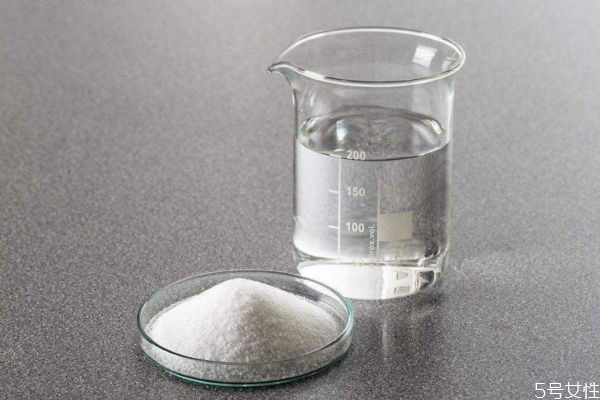 生理鹽水敷臉的方法 生理鹽水敷臉的危害 生理鹽水敷臉的方法 生理鹽水敷臉的危害