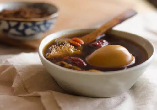 黃芪可以煮紅糖雞蛋嗎 什么人適合吃黃芪紅糖雞蛋 黃芪可以煮紅糖雞蛋嗎 什么人適合吃黃芪紅糖雞蛋