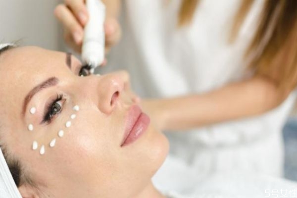 抹完眼霜眼邊火辣辣的 涂了眼霜眼周刺痛怎么辦 抹完眼霜眼邊火辣辣的 涂了眼霜眼周刺痛怎么辦