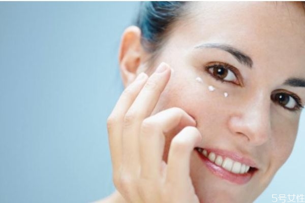 抹完眼霜眼邊火辣辣的 涂了眼霜眼周刺痛怎么辦 抹完眼霜眼邊火辣辣的 涂了眼霜眼周刺痛怎么辦