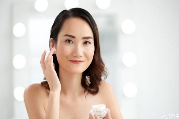 抹完眼霜眼邊火辣辣的 涂了眼霜眼周刺痛怎么辦 抹完眼霜眼邊火辣辣的 涂了眼霜眼周刺痛怎么辦