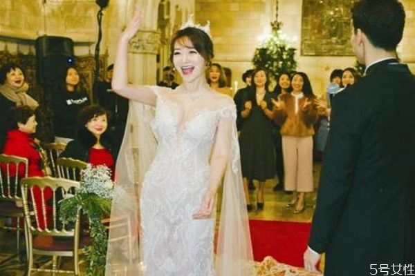 先領結(jié)婚證還是先辦婚禮 先領證再結(jié)婚靠譜嗎