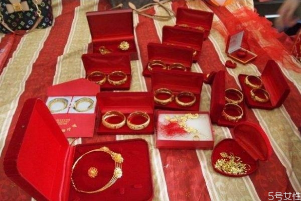 結(jié)婚三金什么時候給女方 結(jié)婚為什么要送三金 結(jié)婚三金什么時候給女方 結(jié)婚為什么要送三金