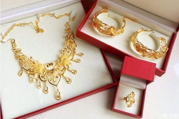 三金是提親還是訂婚的時候給 購買三金的時間 三金是提親還是訂婚的時候給 購買三金的時間