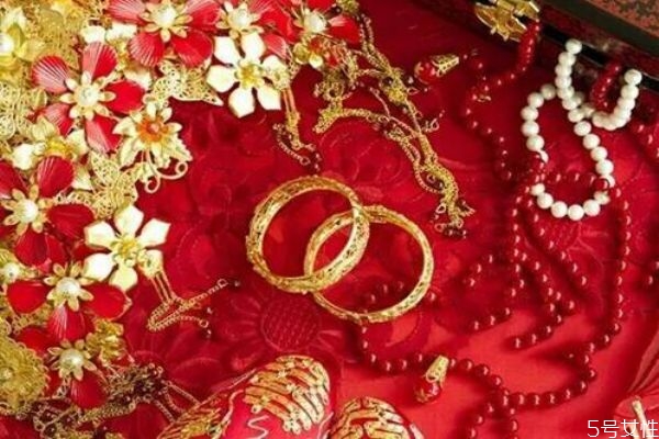 三金是提親還是訂婚的時候給 購買三金的時間 三金是提親還是訂婚的時候給 購買三金的時間