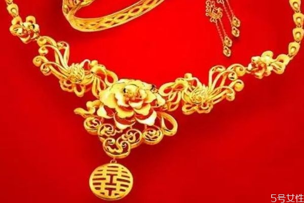 三金是提親還是訂婚的時候給 購買三金的時間 三金是提親還是訂婚的時候給 購買三金的時間