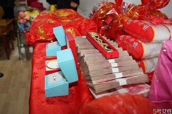 結(jié)婚三金什么時候給女方 結(jié)婚為什么要送三金 結(jié)婚三金什么時候給女方 結(jié)婚為什么要送三金