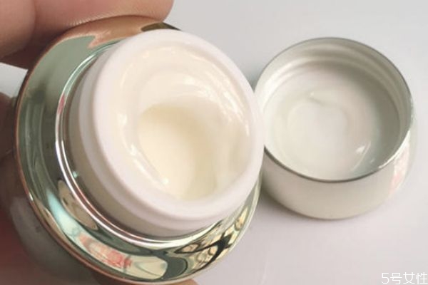 涂抹面霜的技巧 使用面霜時(shí)常見的誤區(qū) 涂抹面霜的技巧 使用面霜時(shí)常見的誤區(qū)
