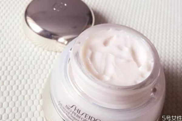 涂抹面霜的技巧 使用面霜時(shí)常見的誤區(qū) 涂抹面霜的技巧 使用面霜時(shí)常見的誤區(qū)