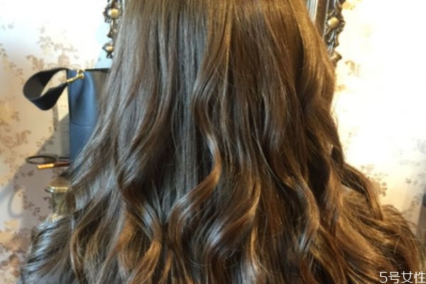 燙發(fā)和染發(fā)是分開還是應(yīng)該一起 燙發(fā)和染發(fā)的時間順序 燙發(fā)和染發(fā)是分開還是應(yīng)該一起 燙發(fā)和染發(fā)的時間順序