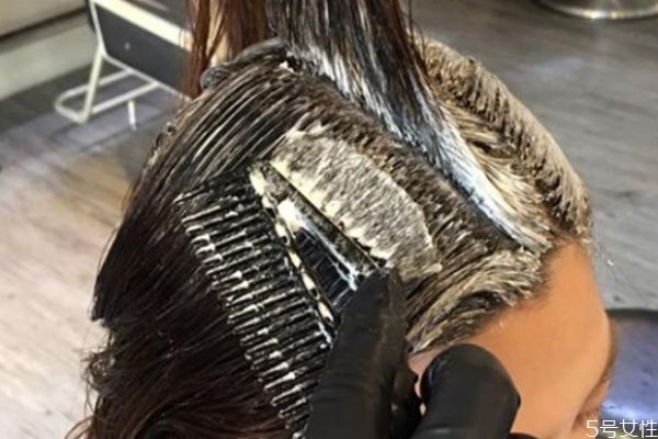 染發(fā)劑怎么調色 使用染發(fā)劑要注意什么 染發(fā)劑怎么調色 使用染發(fā)劑要注意什么