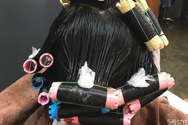 染發(fā)劑怎么調色 使用染發(fā)劑要注意什么 染發(fā)劑怎么調色 使用染發(fā)劑要注意什么