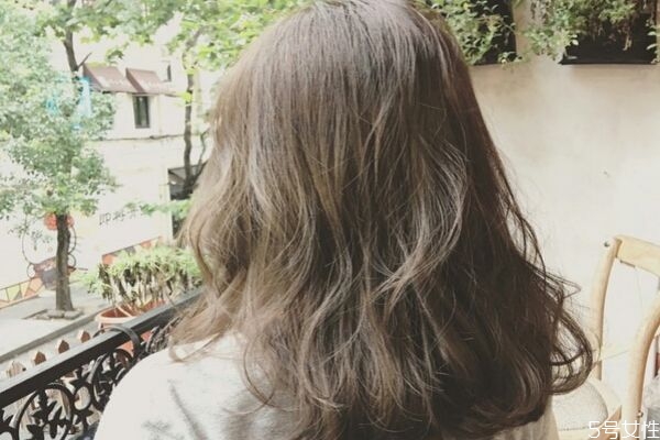 軟化完幾天可以染發(fā) 軟化頭發(fā)多久可以染發(fā) 軟化完幾天可以染發(fā) 軟化頭發(fā)多久可以染發(fā)