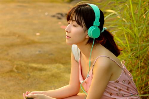 邊聽歌邊睡覺好嗎 睡覺時可以戴耳機聽歌嗎 邊聽歌邊睡覺好嗎 睡覺時可以戴耳機聽歌嗎