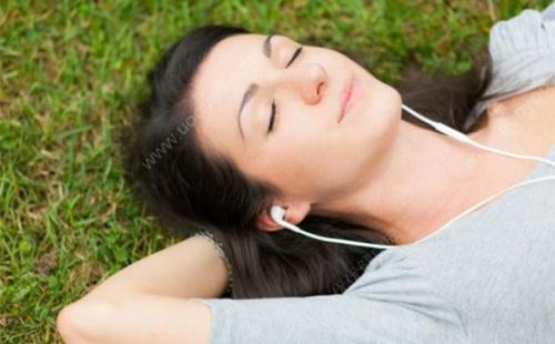 邊聽歌邊睡覺好嗎 睡覺時可以戴耳機聽歌嗎 邊聽歌邊睡覺好嗎 睡覺時可以戴耳機聽歌嗎