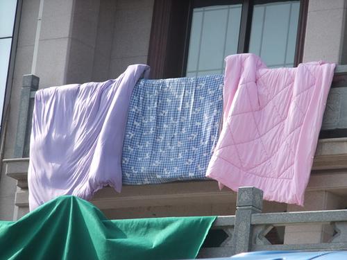 被子曬多久較好 冬季什么時間曬被子好