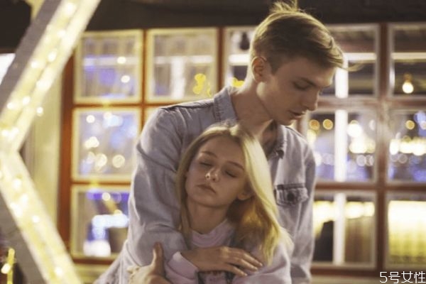 老公從來(lái)不關(guān)心妻子怎么辦 老公不關(guān)心妻子原因 老公從來(lái)不關(guān)心妻子怎么辦 老公不關(guān)心妻子原因