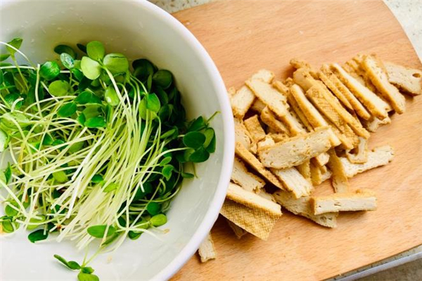 香椿苗的做法 香椿苗適合哪些人吃 香椿苗的做法 香椿苗適合哪些人吃