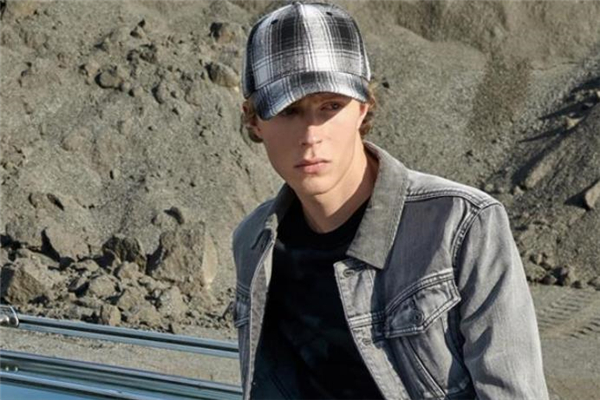 男生戴什么顏色棒球帽好看 男士棒球帽流行什么顏色 男生戴什么顏色棒球帽好看 男士棒球帽流行什么顏色