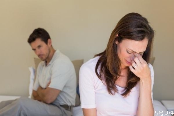 夫妻吵架冷戰(zhàn)怎么解決 兩口子吵架冷戰(zhàn)怎么辦 夫妻吵架冷戰(zhàn)怎么解決 兩口子吵架冷戰(zhàn)怎么辦