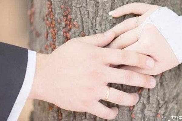 結(jié)婚鉆戒要買一對嗎 結(jié)婚戒指要不要買一對 結(jié)婚鉆戒要買一對嗎 結(jié)婚戒指要不要買一對