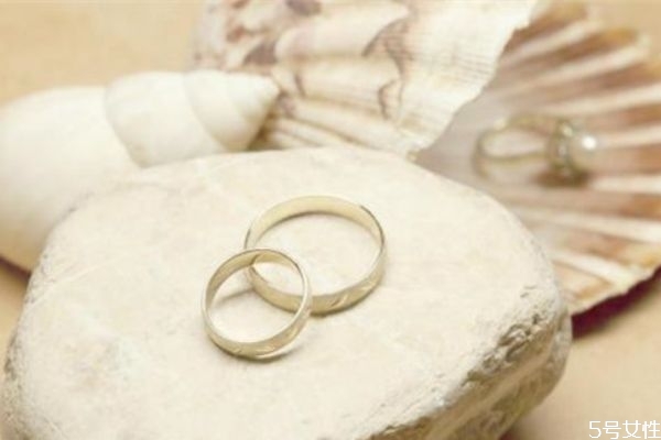 訂婚需要準(zhǔn)備什么 訂婚三金是哪三金 訂婚需要準(zhǔn)備什么 訂婚三金是哪三金