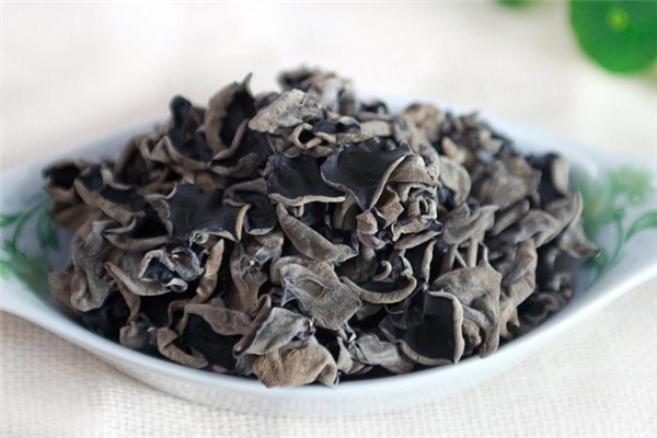 木耳泡發(fā)后吃不完怎么保存 木耳隔夜吃會(huì)中毒嗎 木耳泡發(fā)后吃不完怎么保存 木耳隔夜吃會(huì)中毒嗎