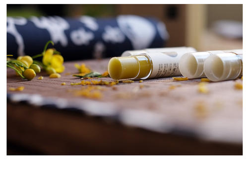 漫野月下潤唇膏好聞嗎 漫野月下潤唇膏滋潤嗎 漫野月下潤唇膏好聞嗎 漫野月下潤唇膏滋潤嗎