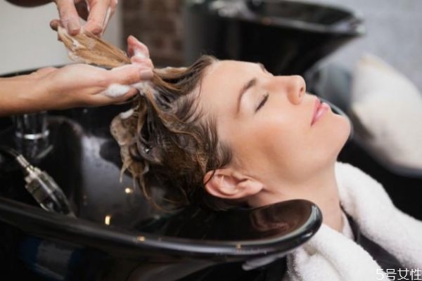 染發(fā)皮試20分鐘夠嗎 怎么判斷染發(fā)過(guò)敏