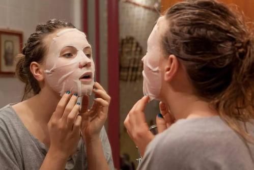 化妝前可以敷面膜嗎 皮膚狀態(tài)太差為什么不能敷面膜 化妝前可以敷面膜嗎 皮膚狀態(tài)太差為什么不能敷面膜