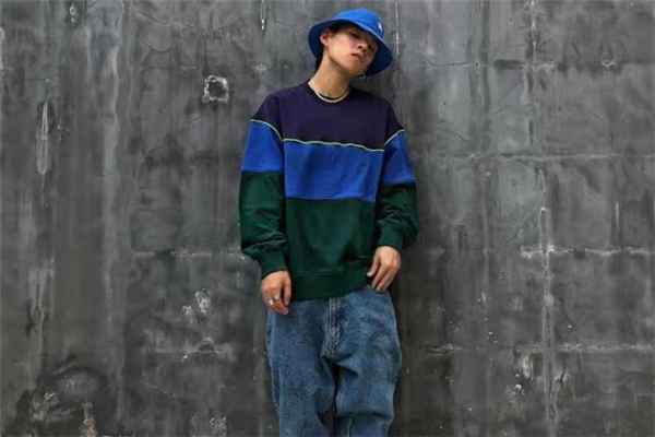 撞色衛(wèi)衣搭配什么褲子好看 撞色衛(wèi)衣下面配什么褲子 撞色衛(wèi)衣搭配什么褲子好看 撞色衛(wèi)衣下面配什么褲子