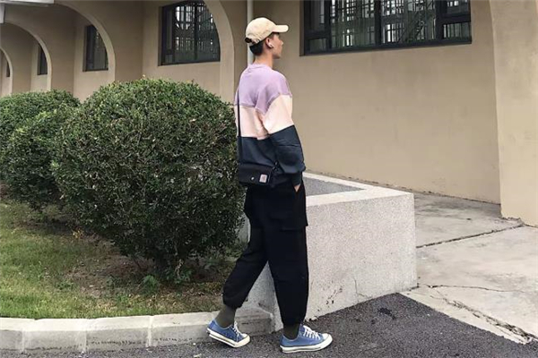 撞色衛(wèi)衣搭配什么褲子好看 撞色衛(wèi)衣下面配什么褲子 撞色衛(wèi)衣搭配什么褲子好看 撞色衛(wèi)衣下面配什么褲子