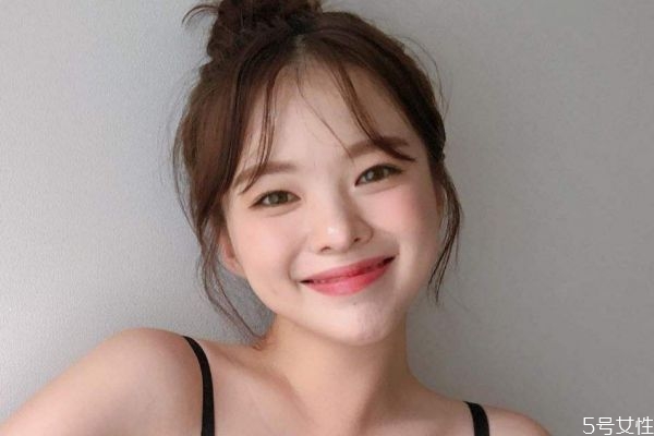 怎么化淡妝好看 清透自然女神妝怎么化 怎么化淡妝好看 清透自然女神妝怎么化