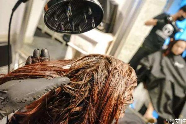 染發(fā)幾天后可以洗頭 染發(fā)后洗頭需注意 染發(fā)幾天后可以洗頭 染發(fā)后洗頭需注意