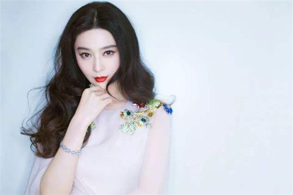 大波浪適合染什么顏色 大波浪適合多大的女生 大波浪適合染什么顏色 大波浪適合多大的女生