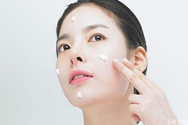 臉部缺水可以天天敷面膜嗎 臉干補水最好土方法 臉部缺水可以天天敷面膜嗎 臉干補水最好土方法