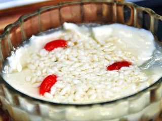 酒釀做出來(lái)為什么是酸的 酒釀和牛奶能一起吃嗎