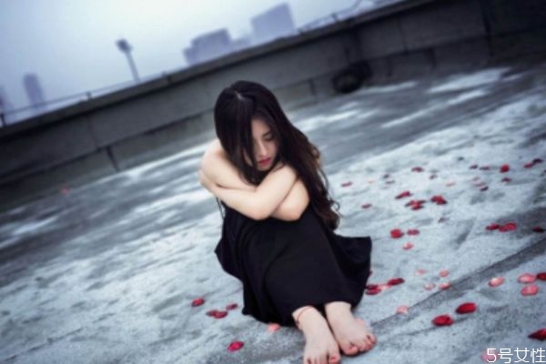 三個(gè)人的愛(ài)情能長(zhǎng)久嗎 愛(ài)情中能有三個(gè)人嗎