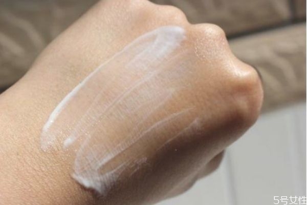 護(hù)膚后臉上搓泥是怎么回事 護(hù)膚品搓泥原因大揭秘 護(hù)膚后臉上搓泥是怎么回事 護(hù)膚品搓泥原因大揭秘