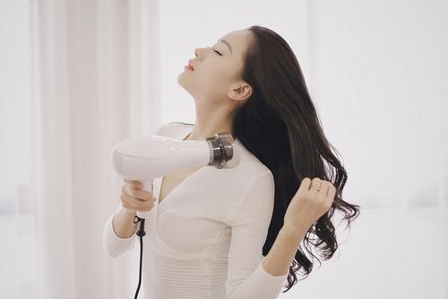 沒有電吹風(fēng)頭發(fā)怎么干得快 頭發(fā)干到什么樣可以睡覺 沒有電吹風(fēng)頭發(fā)怎么干得快 頭發(fā)干到什么樣可以睡覺
