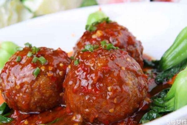 紅燒獅子頭的家常做法 紅燒獅子頭怎么做好吃 紅燒獅子頭的家常做法 紅燒獅子頭怎么做好吃