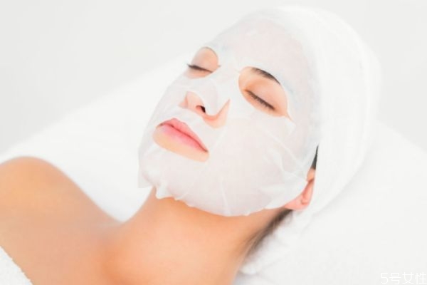 敷面膜能變白嗎 天天敷面膜皮膚會變白么 敷面膜能變白嗎 天天敷面膜皮膚會變白么