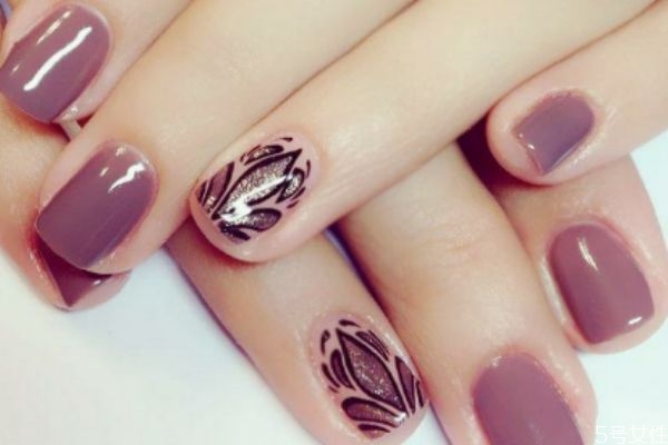 美甲甲片劈了怎么補(bǔ)救 新做的美甲指甲劈了怎么辦 美甲甲片劈了怎么補(bǔ)救 新做的美甲指甲劈了怎么辦