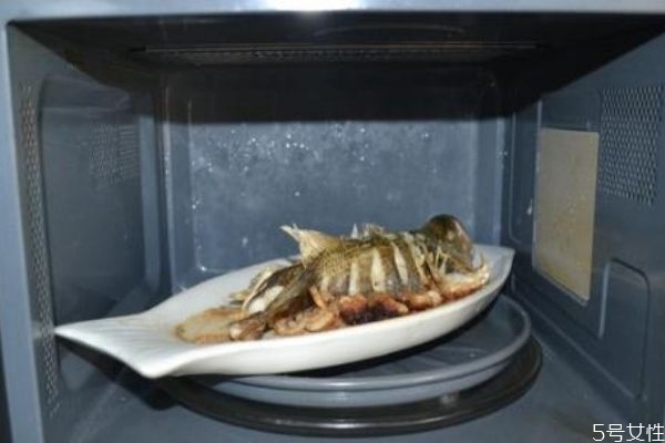 微波爐可以蒸魚嗎 微波爐蒸魚時間要多長 微波爐可以蒸魚嗎 微波爐蒸魚時間要多長
