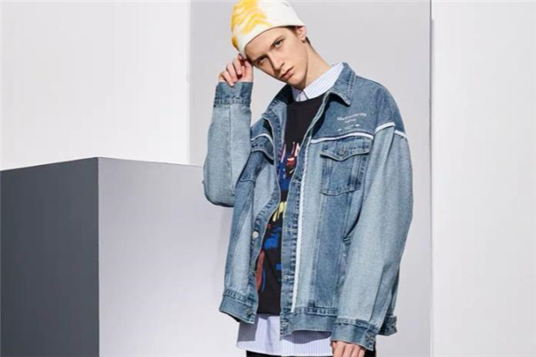 男生牛仔外套里面穿什么好看 男生牛仔外套配什么內(nèi)搭 男生牛仔外套里面穿什么好看 男生牛仔外套配什么內(nèi)搭