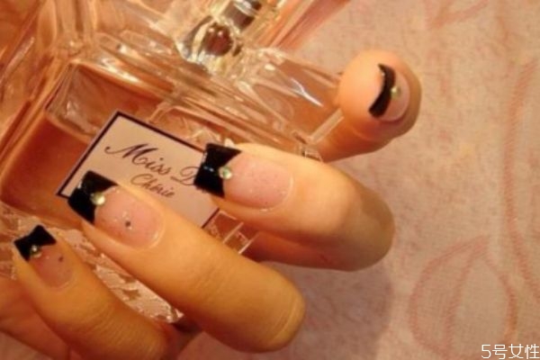做美甲不打磨能挺多久 影響美甲持久度的因素 做美甲不打磨能挺多久 影響美甲持久度的因素